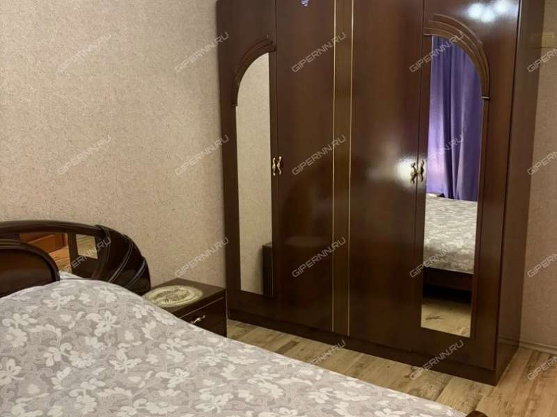 трёхкомнатная квартира на улице Верхнепечёрская дом 8