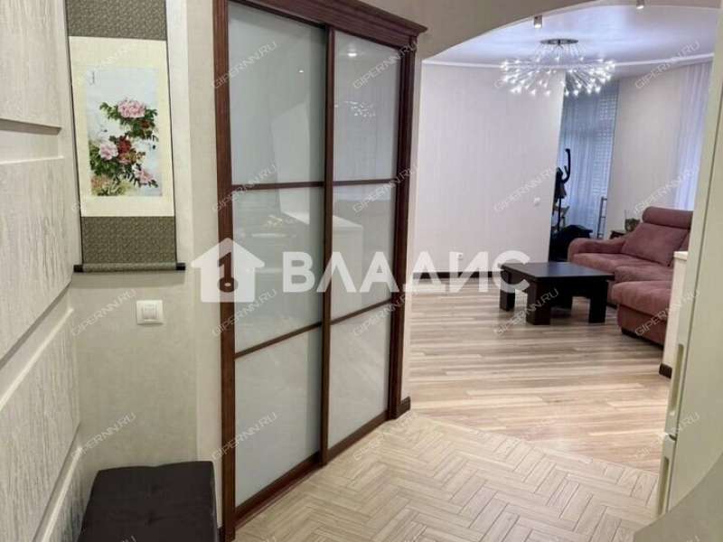 трёхкомнатная квартира на улице Большие Овраги дом 4