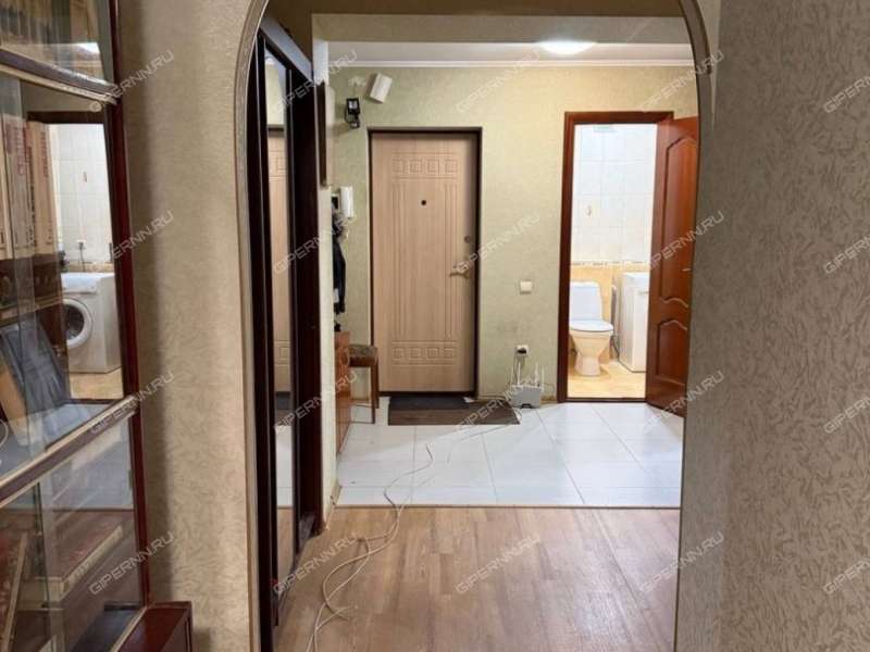 трёхкомнатная квартира на улице Александра Хохлова дом 5