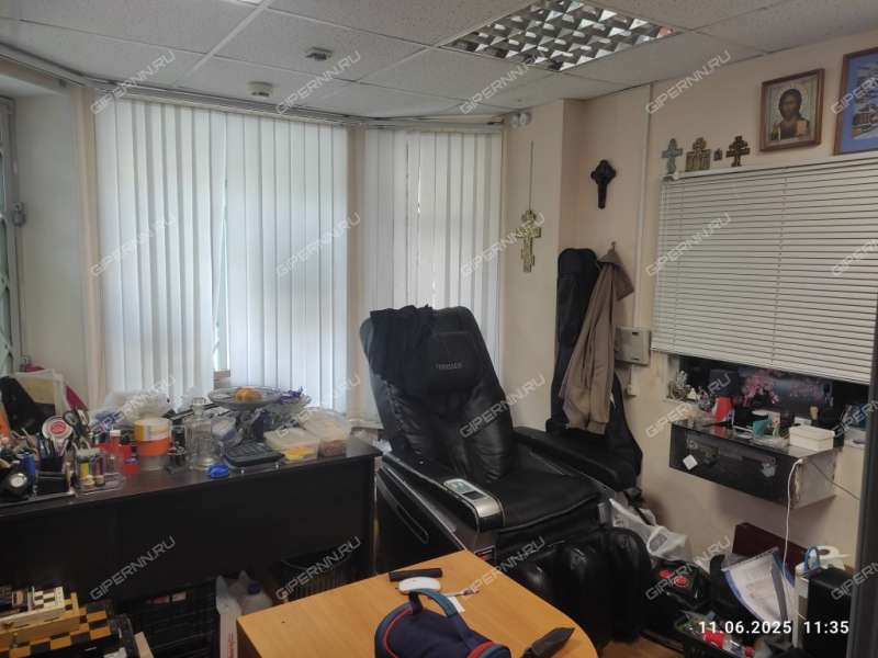 помещение под помещение свободного назначения, торговую площадь на улице Страж Революции