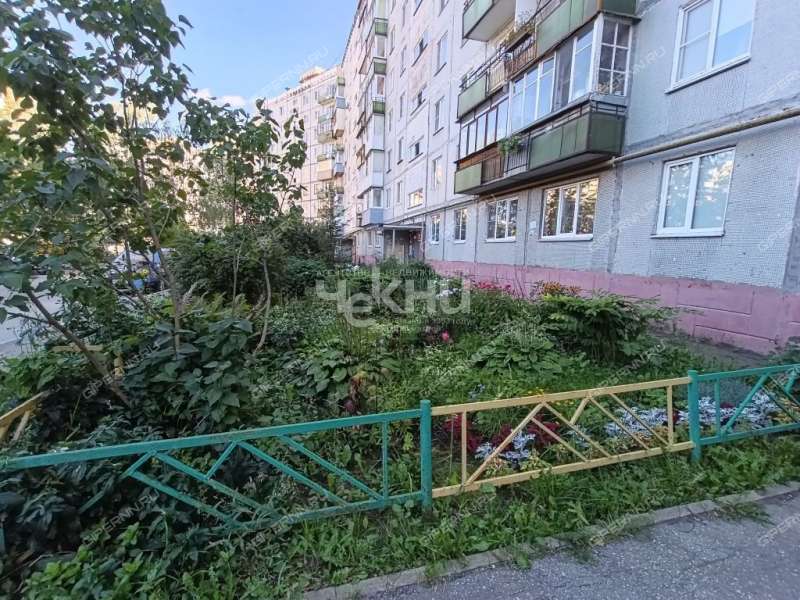 трёхкомнатная квартира на улице Красных Зорь дом 23