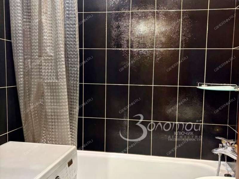 трёхкомнатная квартира на улице Героя Шнитникова дом 8