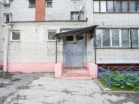 3-komnatnaya-ul-vyatskaya-d-3 фото