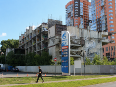 Забытые стройки Нижнего Новгорода. Почему они так и не стали ТЦ и парковками?