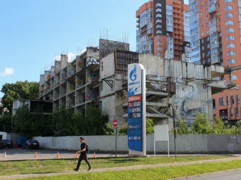 Забытые стройки Нижнего Новгорода. Почему они так и не стали ТЦ и парковками?