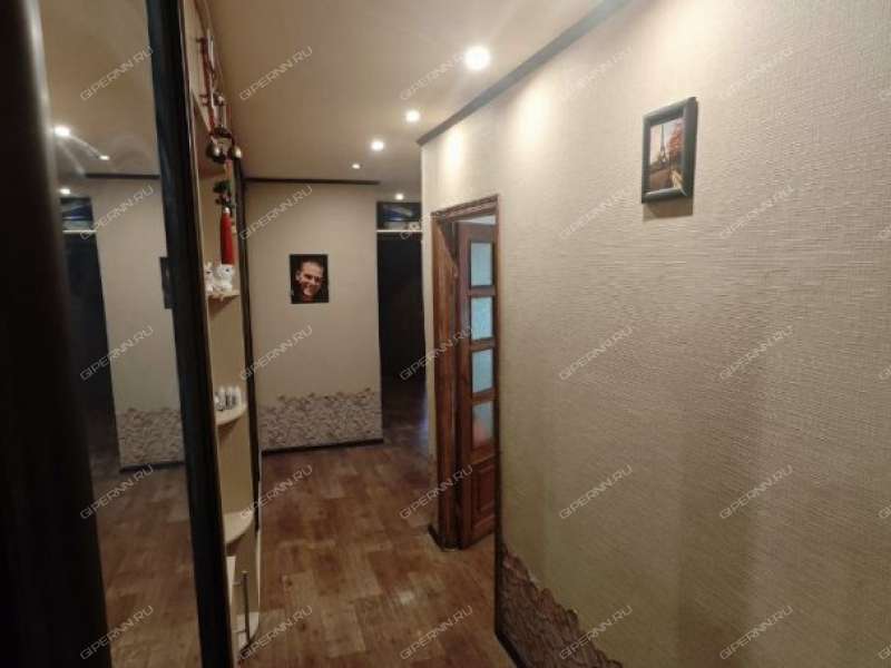 четырёхкомнатная квартира в 2-м микрорайоне дом 1 город Кстово