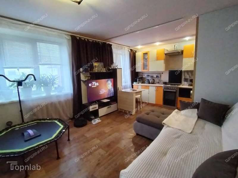 четырёхкомнатная квартира в 2-м микрорайоне дом 1 город Кстово